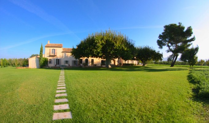 Provence luxury villa rentals Avignon with private pool and tennis