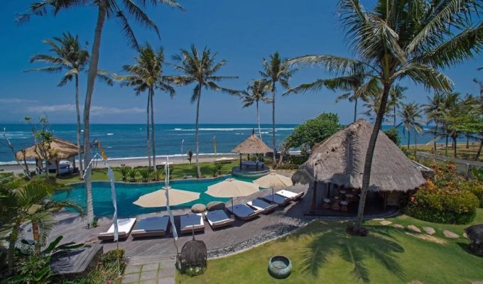 Indonesia Bali Beachfront Villa Vacation Rentals in Canggu with jacuzzi and staff