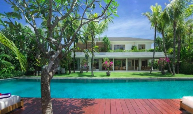 Indonesia Bali Villa Vacation Rentals  in Canggu close to Berawa beach and with staff