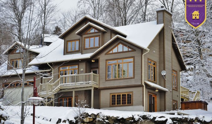 Quebec Stoneham Cottage Vacation Rentals with ski slopes view  