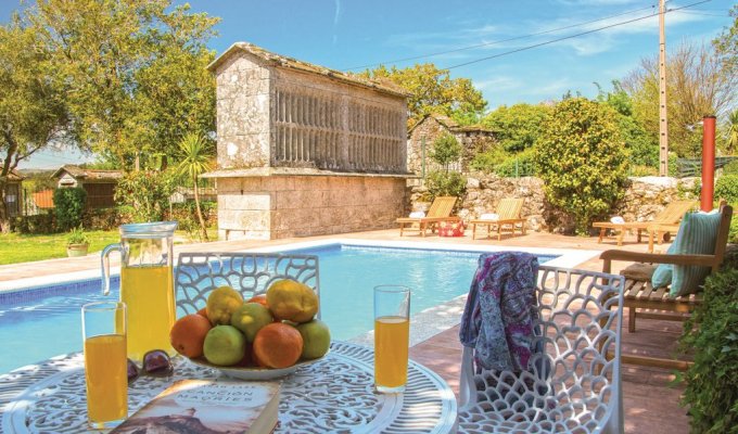 6 bedroom Pontevedra holiday home rental with private pool