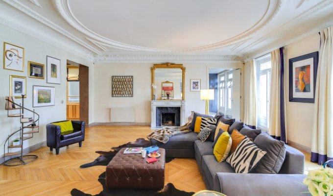 Paris Champs Elysees Luxury Apartment Rental close to museums and luxury shops