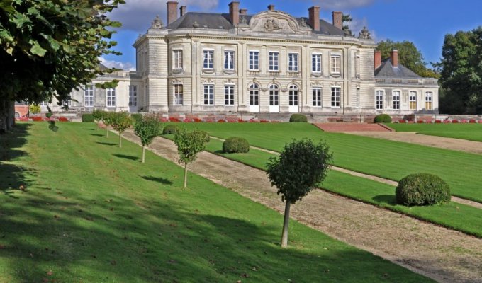 Pays de la Loire Holiday Home Rental  in the garden of a castle with swimming pool and tennis court available