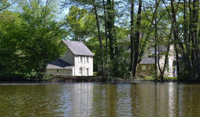 Pays de la Loire Holiday Home Rental  on the edge of a lake