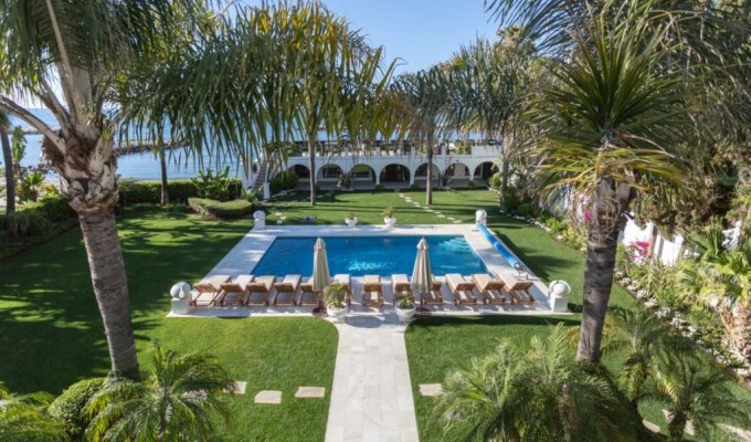 Villa with direct access to the beach
