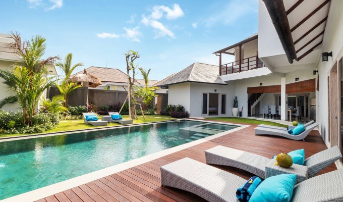 Seminyak Bali villa with staff and private pool 10 min walk from the beach