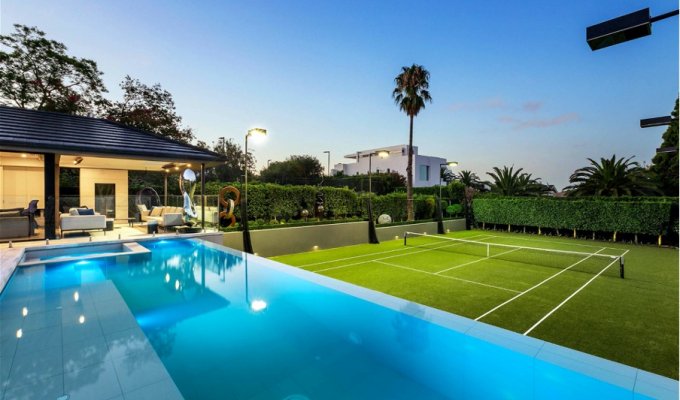 Luxury villa rental Melbourne Australia with private pool and tennis court 