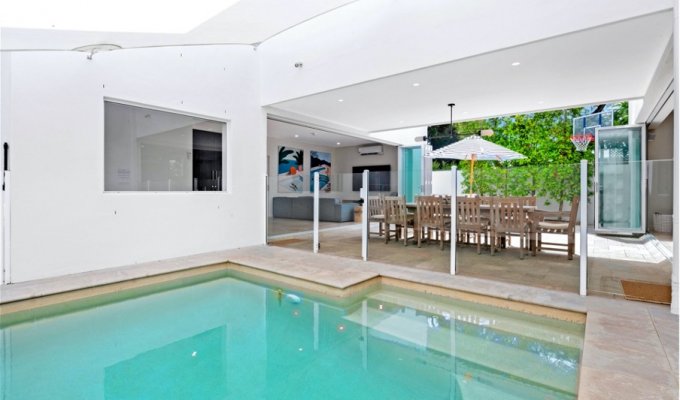 Luxury villa rental Gold Coast Australia with private pool house 