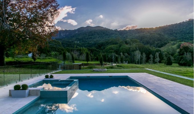 Luxury villa rental Gold Coast Australia with private pool and montagne view 