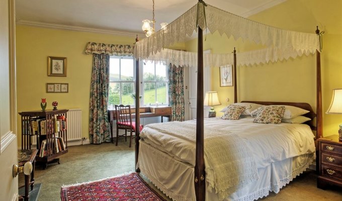 Master bedroom with Four Poster bed with en suite bathroom