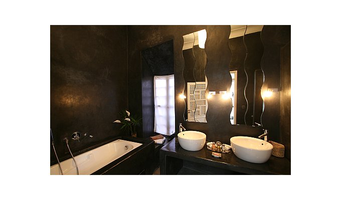 Bathroom of charmed ria in Marrakech 