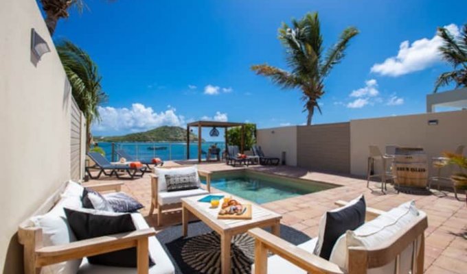 Saint-Martin Cul de sac Beachfront Villa Vacation Rentals with private pool in front of Pinel island