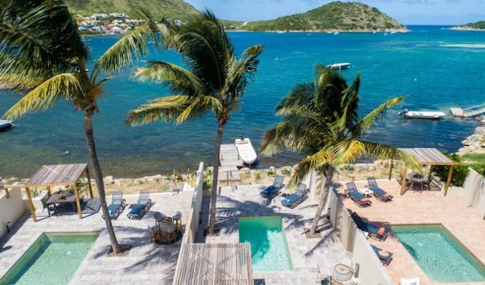Saint-Martin Cul de sac Beachfront Villa Vacation Rentals with private pool in front of Pinel island