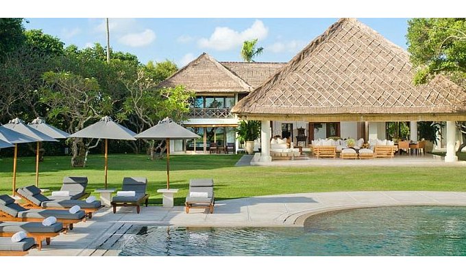 Seminyak Bali villa rental private pool on the beach with staff included