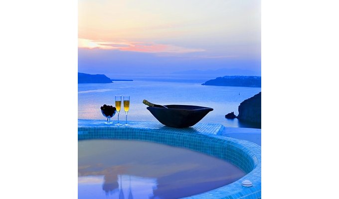 Luxury villa, perched on the cliff, overlooking the Caldera, with Jacuzzi.