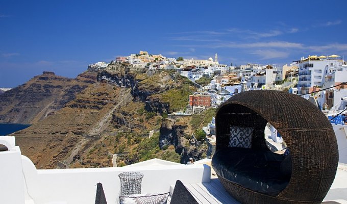 Luxury villa, perched on the cliff, overlooking the Caldera, with Jacuzzi.
