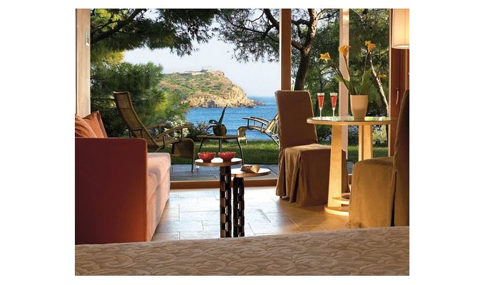 Your stay near Athens, seaside, shelter 8j / 7 nights hotel accommodation with breakfast in a bungalow overlooking the sea Grecotel Cape Sounion. 