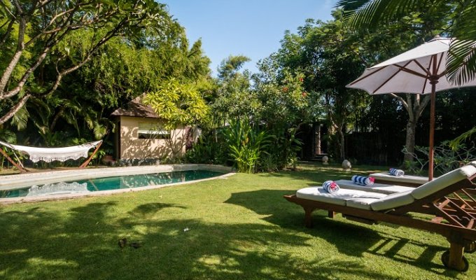 Seminyak Bali villa rental close to the beach with breakfast included