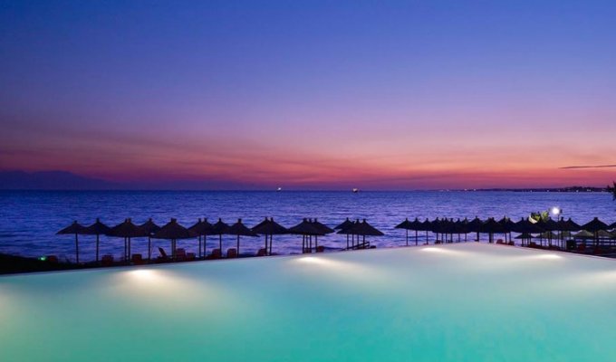 Your stay in Greece, accommodation 8j / 7 nights at the All-Inclusive hotel in standard room.