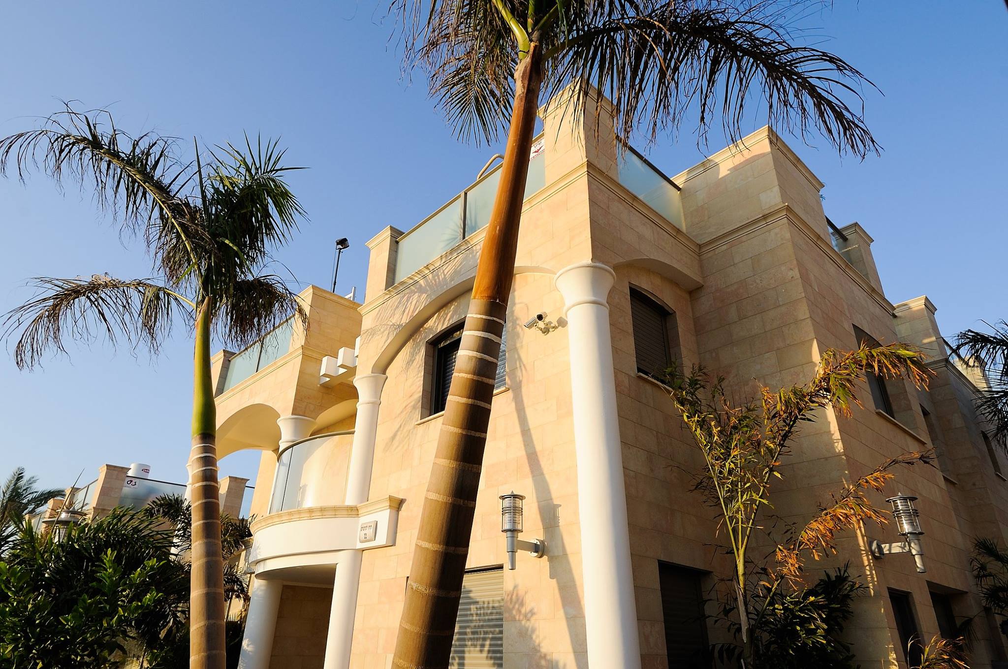 Israel Luxury villa rentals in Eilat with a pool & Jacuzzi roof terrace