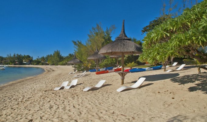 Mauritius Beachfront Villa Rentals in Roches Noires East Coast with staff