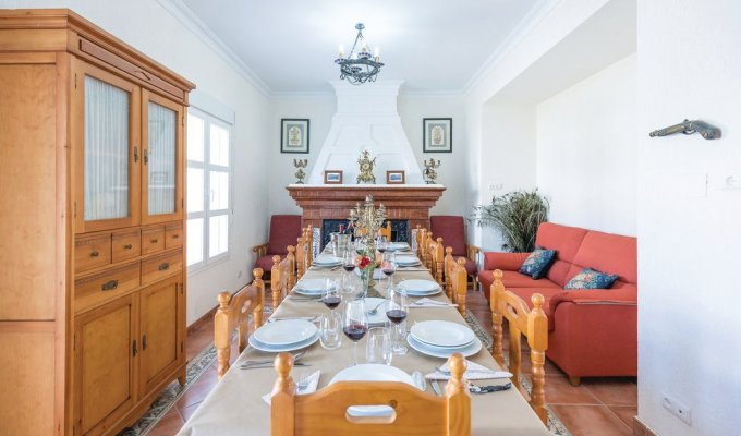 12 guests dining room