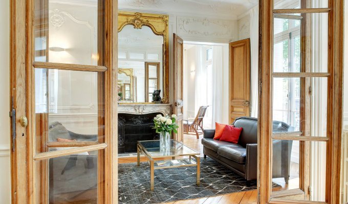 Paris Montparnasse Saint Germain Short Term Luxury Apartment rental on the famous boulevard Saint Germain