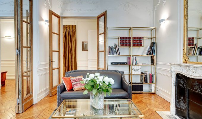 Paris Montparnasse Saint Germain Short Term Luxury Apartment rental on the famous boulevard Saint Germain