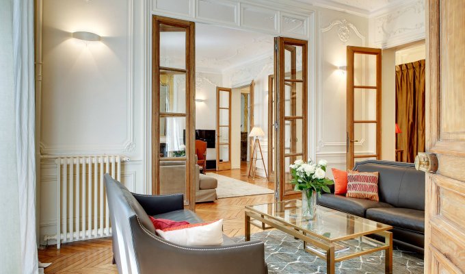 Paris Montparnasse Saint Germain Short Term Luxury Apartment rental on the famous boulevard Saint Germain
