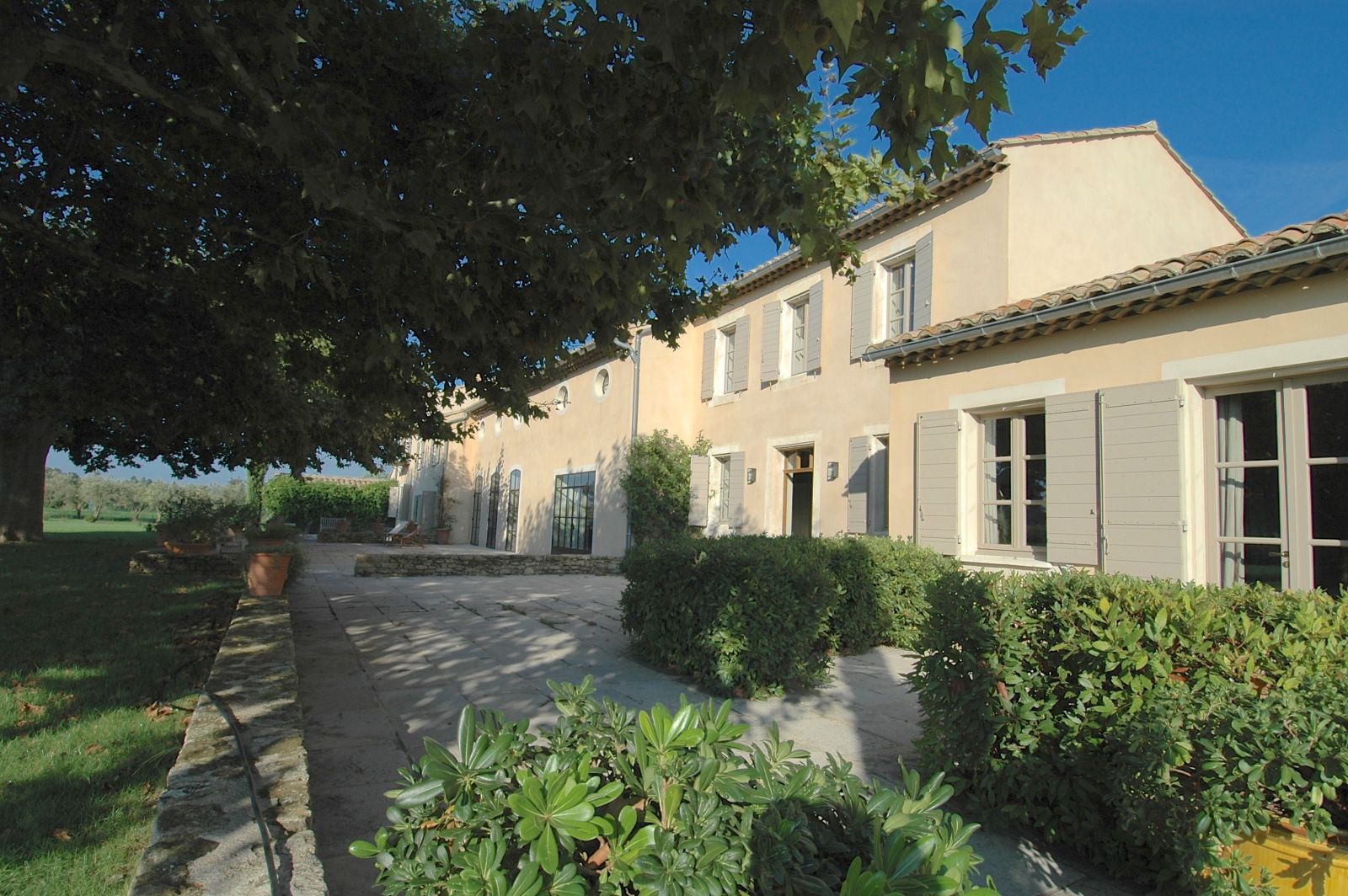 Provence luxury villa rentals Avignon with private pool and tennis[....]