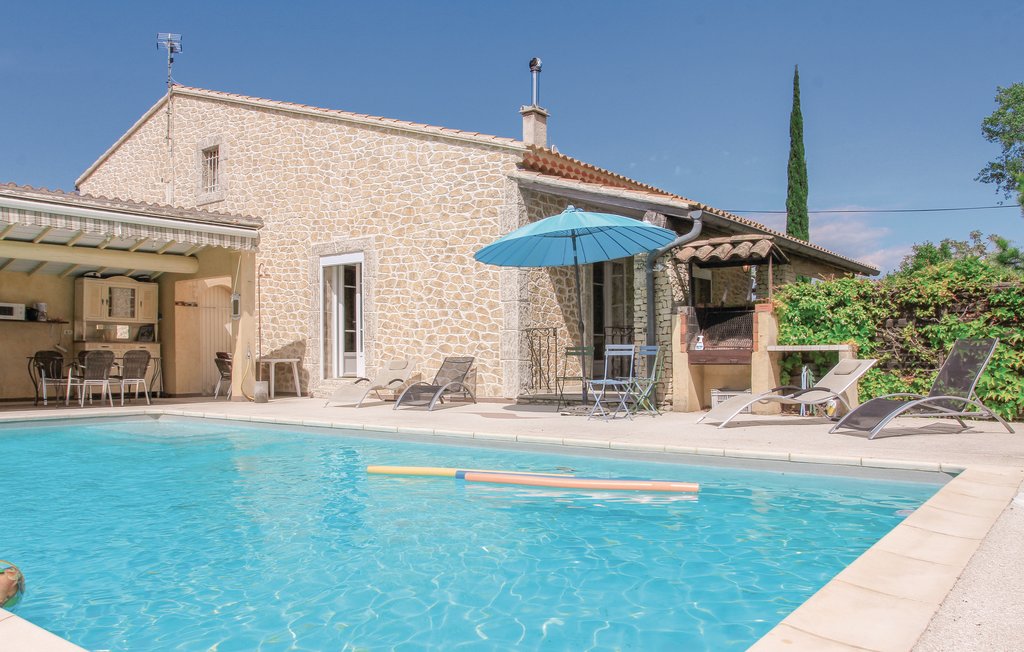Provence luxury villa rentals Avignon with private pool