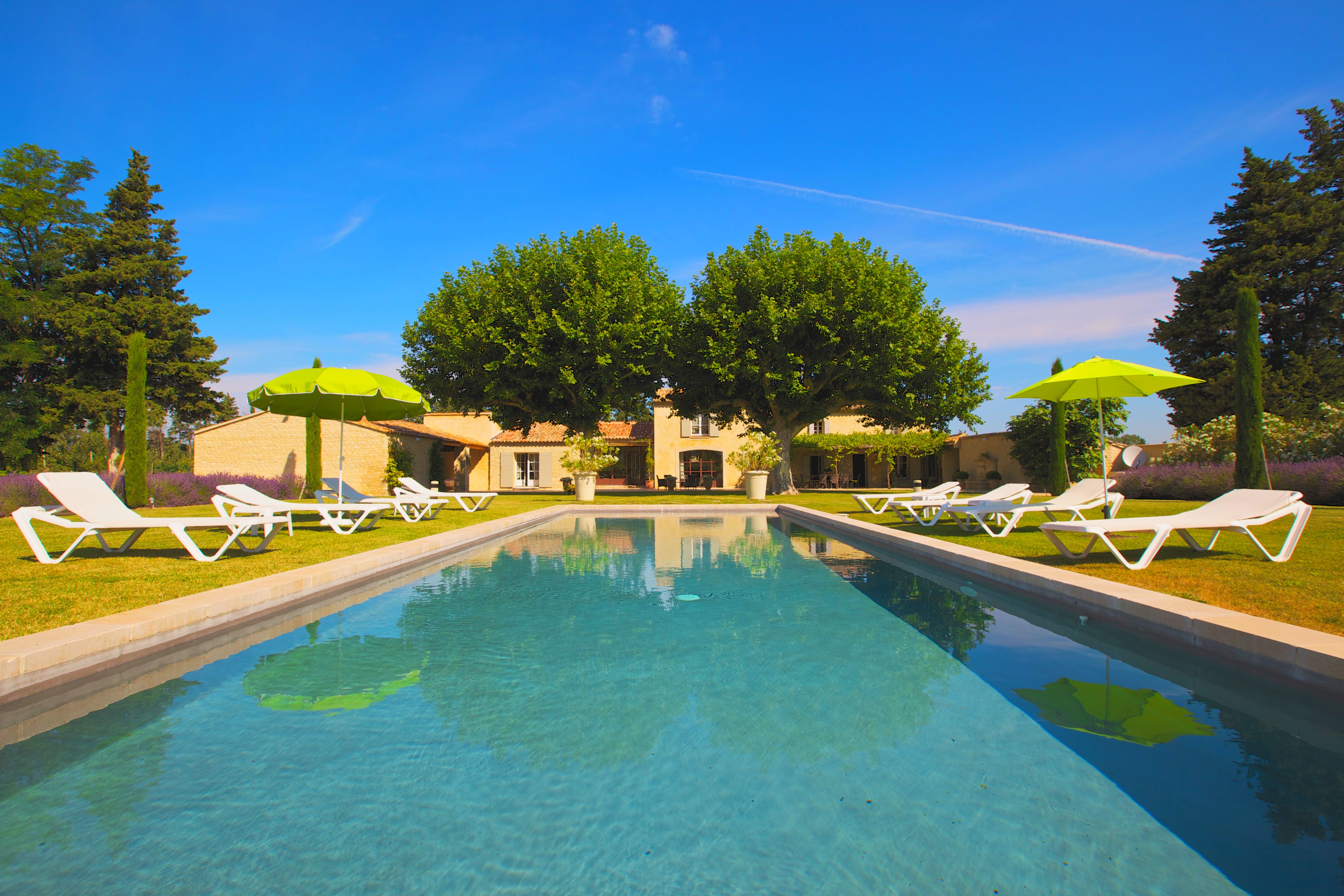 Provence Luberon luxury villa rentals with heated private pool