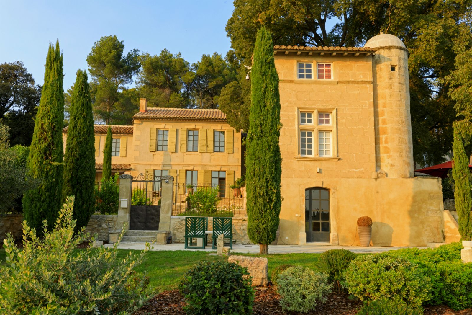 Saint Remy de Provence luxury villa rentals with private pool & staff[....]