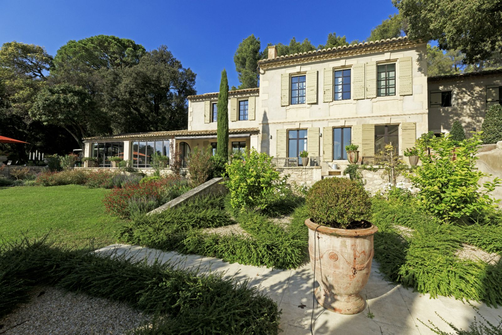 Saint Remy de Provence luxury villa rentals with private pool & staff[....]
