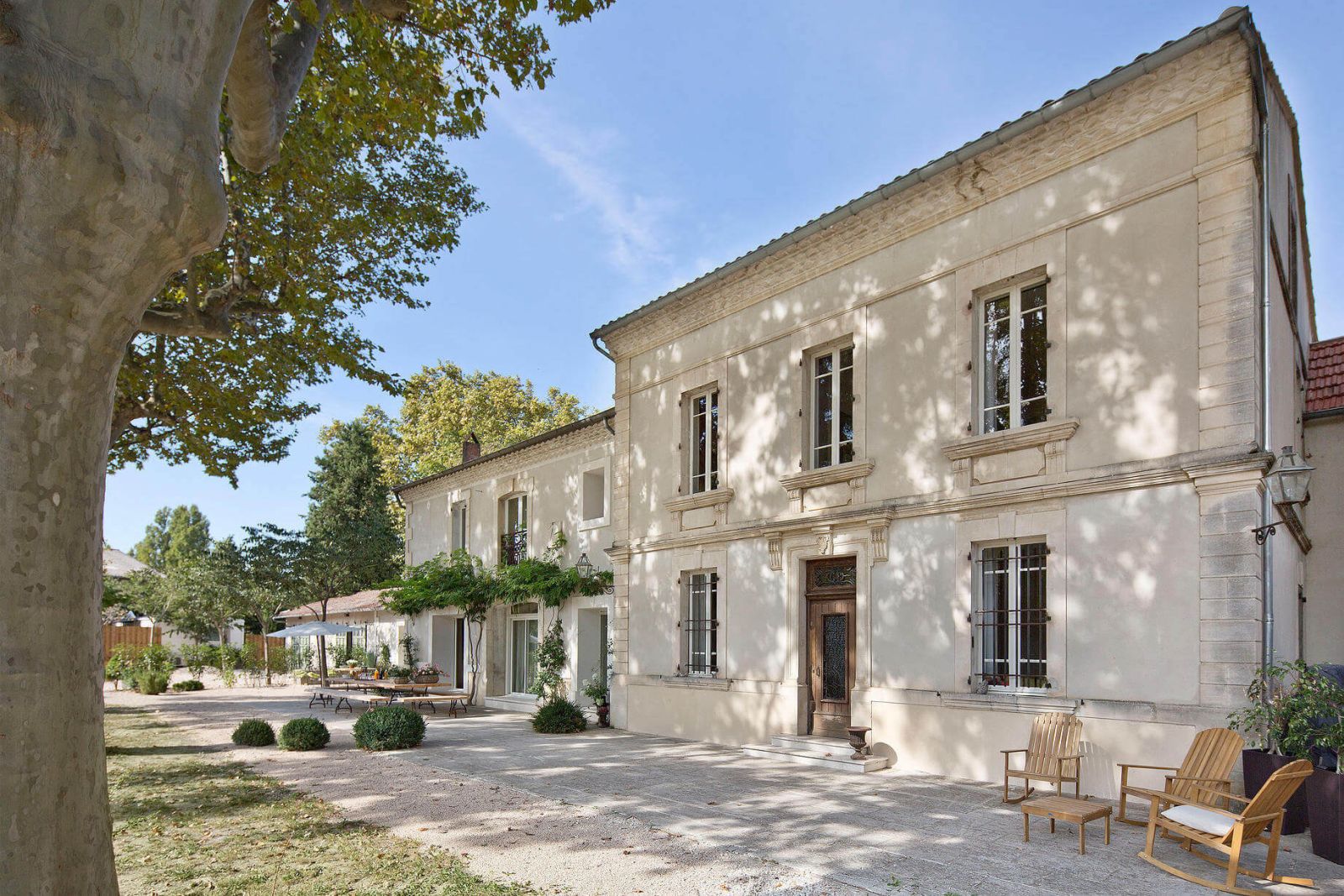 Provence luxury villa rentals Avignon with private pool and staff[....]