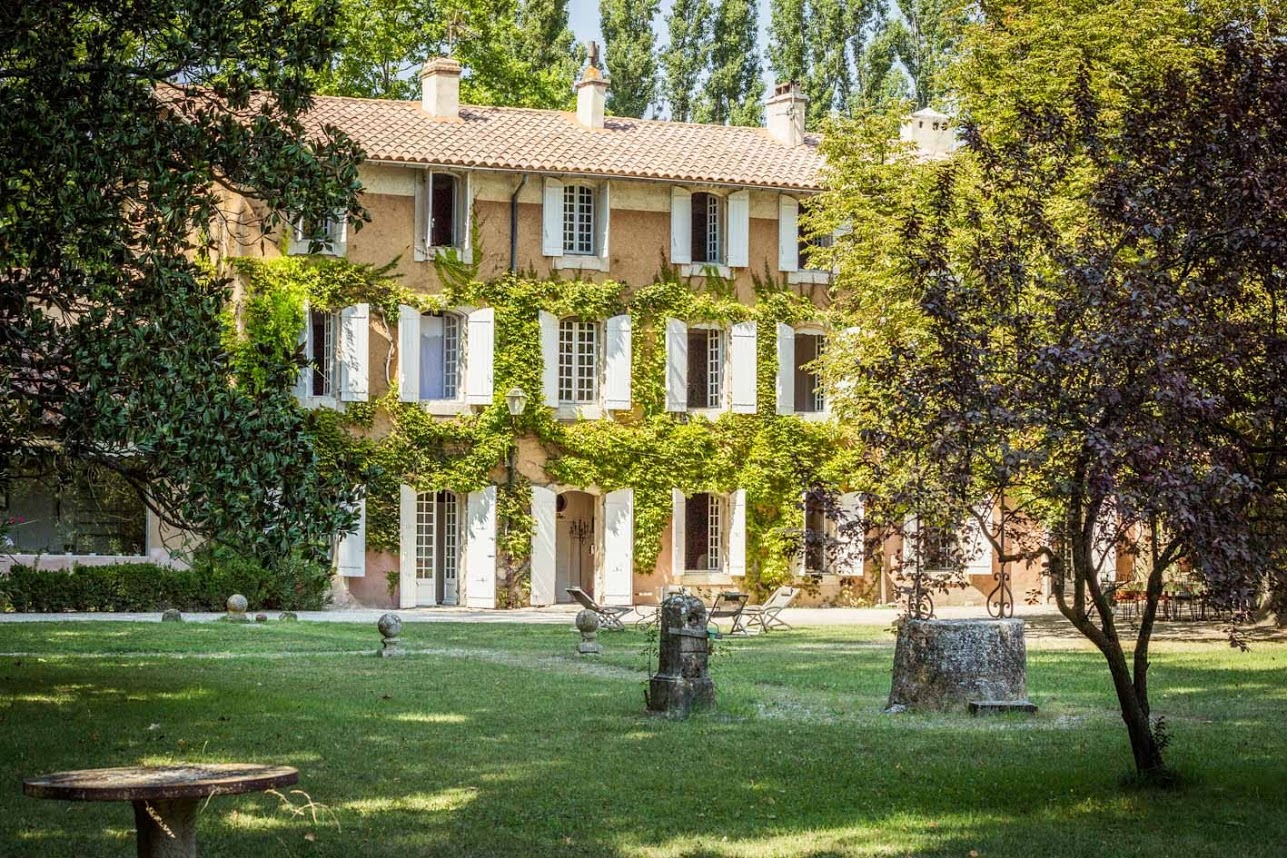 Provence luxury villa rentals Avignon with private pool