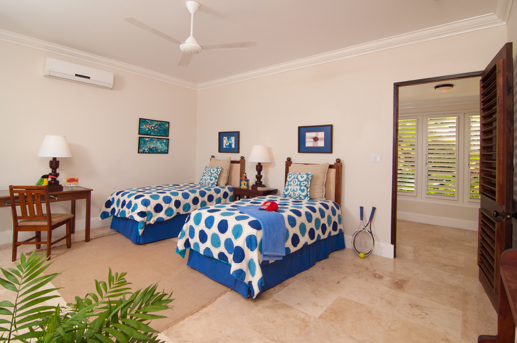 Jamaica villa vacation rentals Montego Bay with heated pool and staff[....]