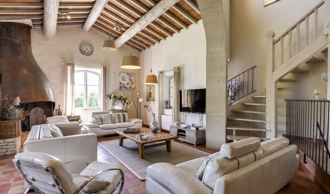 Provence Luberon luxury villa rentals with heated private pool and jacuzzi