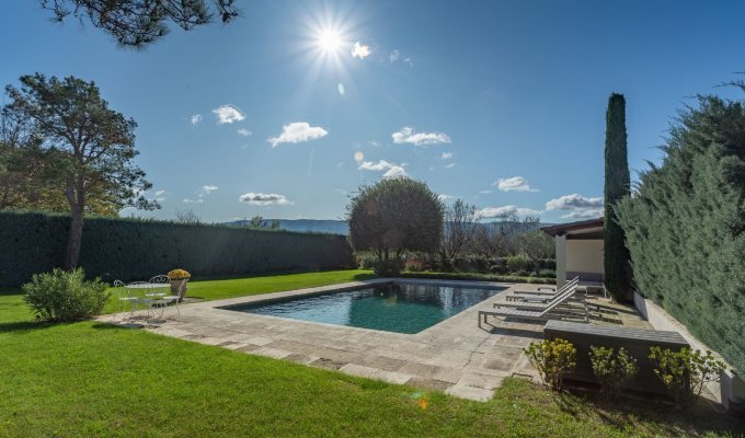 Provence Luberon luxury villa rentals with heated private pool 