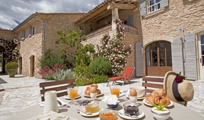 Provence Luberon luxury villa rentals with heated private pool & staff