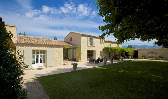 Provence Luberon luxury villa rentals with heated private pool