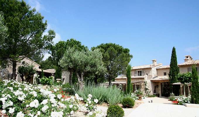 Saint Remy de Provence luxury villa rentals with heated private pool