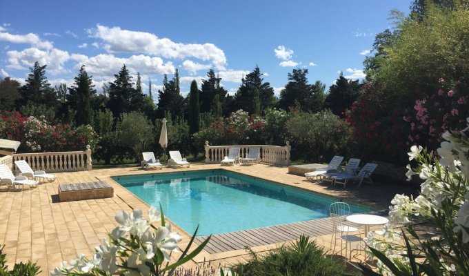 Provence luxury villa rentals Avignon with private pool