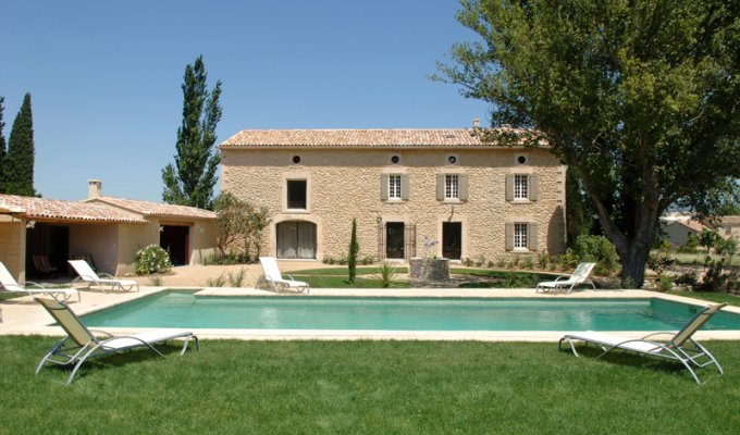 Provence Luberon luxury villa rentals with heated private pool near Gordes