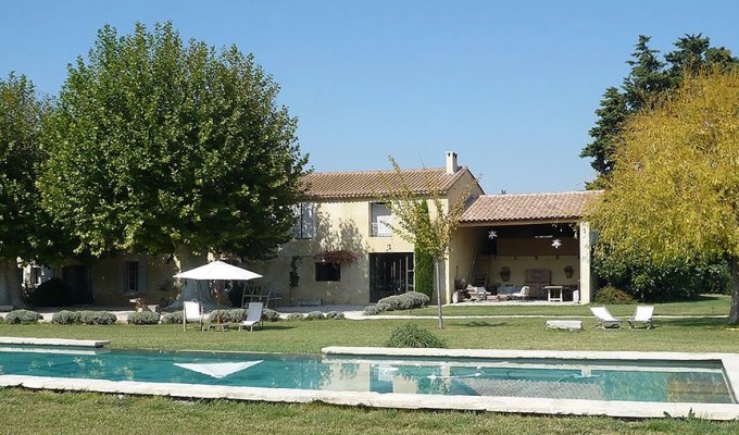 Provence luxury villa rentals Avignon with private pool