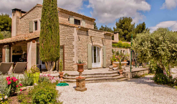 Saint Remy de Provence luxury villa rentals with heated private pool