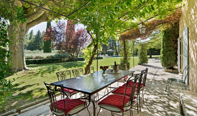 Saint Remy de Provence luxury villa rentals with heated private pool and staff