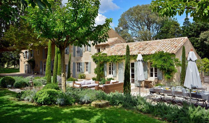 Saint Remy de Provence luxury villa rentals with heated private pool and staff