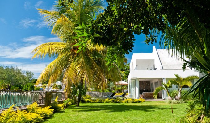 Ile Maurice Location villa Grand Baie pieds dans l'eau piscine et chef à Pereybere