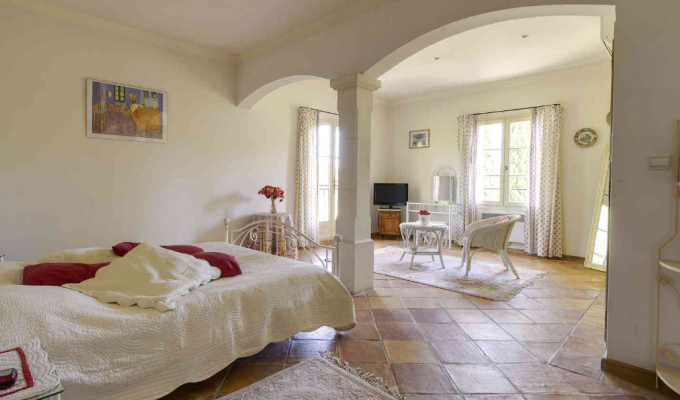 Saint Remy de Provence luxury villa rentals with heated private pool